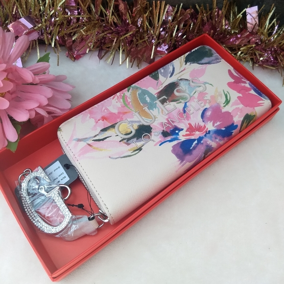 🌸 SOLD🌺Guess Pink Floral Joann Wallet + Charm - Picture 11 of 13